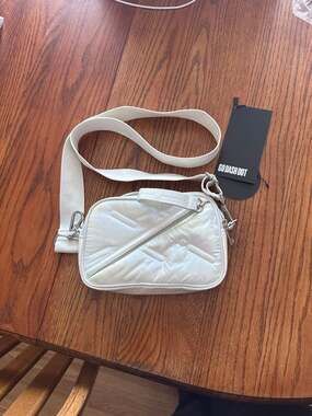 Go Dash Dot White Iridescent Puffy Quilted Crossbody Bag Brand New